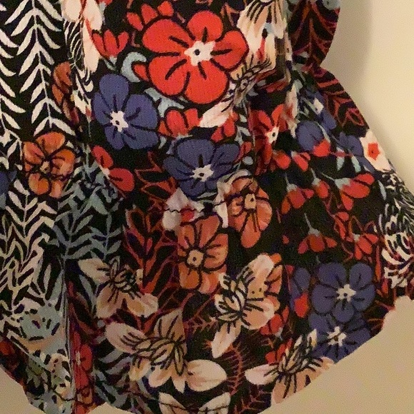 Boho Top with Tiny Flowers and Ruffles along wrist. Plus Size 4X - Picture 3 of 4